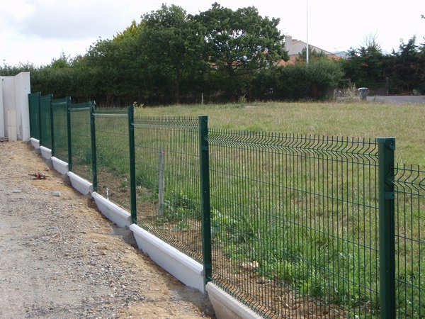 clôture grillage et plaque beton